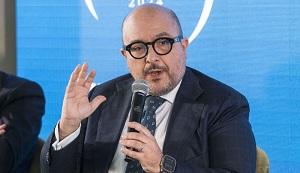 A Napoli saluti romani e claque per Sangiuliano. Il ministro della Cultura scende dal Treno del Ricordo per le Foibe. E parte la fiction