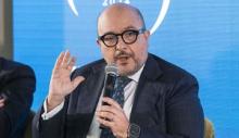 A Napoli saluti romani e claque per Sangiuliano. Il ministro della Cultura scende dal Treno del Ricordo per le Foibe. E parte la fiction